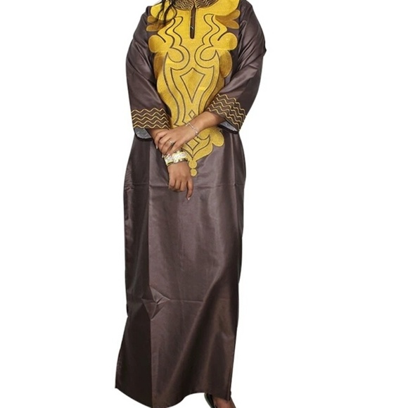 African Embroidery Traditional Dress - Picture 1 of 4